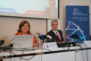 Alena Schillerová a Karel Havlíček na tiskové konferenci
